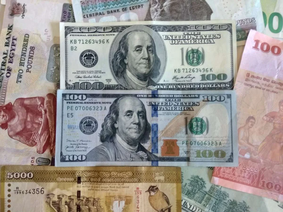 Новые и старые доллары номиналом 100.